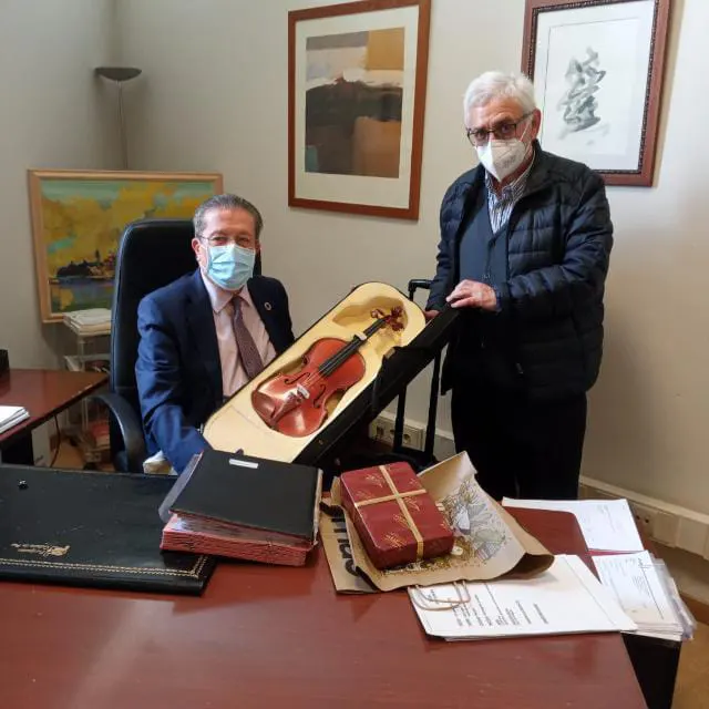Un Violín por un Fusil - Federico Mayor Zaragoza - Entrega su Violín - Museo Internacional de los Derechos Humanos